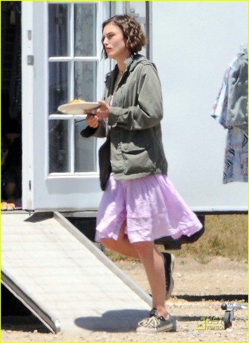  अगला »Keira Knightley: Laughing on Set with Steve Carell!