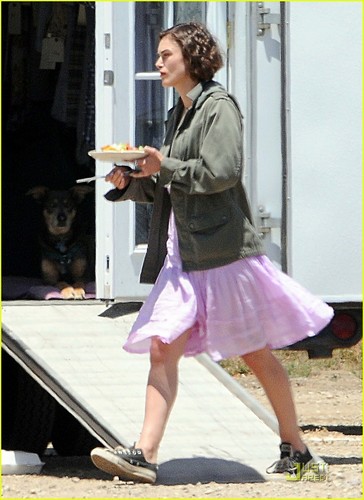  Далее »Keira Knightley: Laughing on Set with Steve Carell!