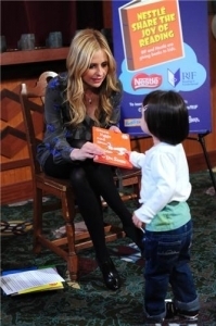  Sarah 阅读 to the children - Nestle Share the Joy of Reading!