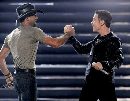  Scotty and Tim McGraw canto "Live Like tu Were Dying" during the finale