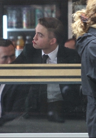 Robert Pattinson Funny Face on Robert Pattinson Rob Funny Faces On Set Of Cp