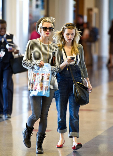  Ashlee Simpson grabs a bunch of magazines from Hudson News before boarding her flight at LAX.