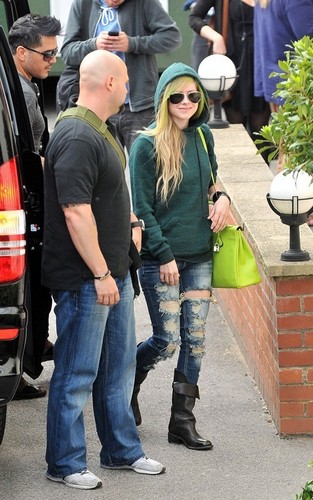  Avril arriving at фонтан Studios