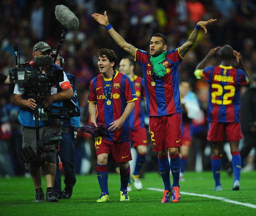  Barcelona Return nyumbani Victorious With Champions League Trophy (Lionel Messi)