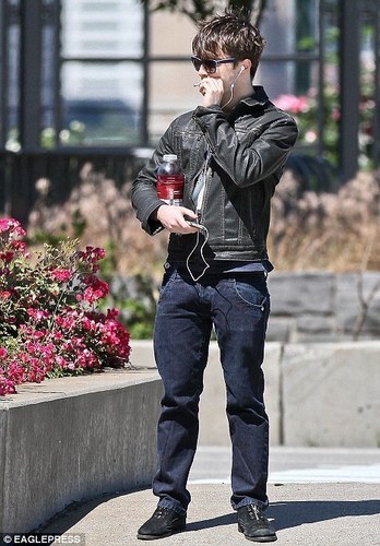  Daniel Radcliffe puffs away on a homemade cigarette in the New York 거리
