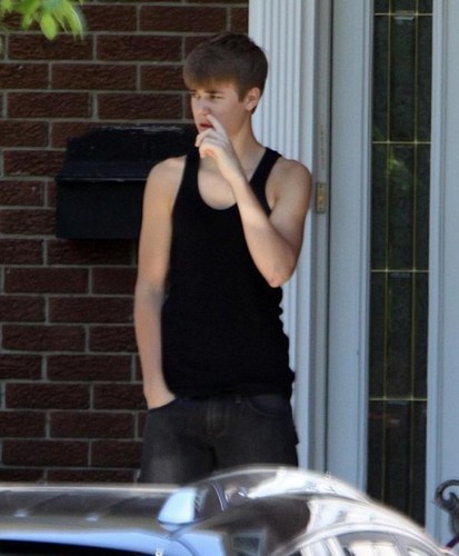  Justin Bieber Picking his Nose!
