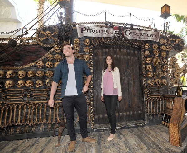 Pirates of the Caribbean On Stranger Tides Cast Visit Hot Topic Store