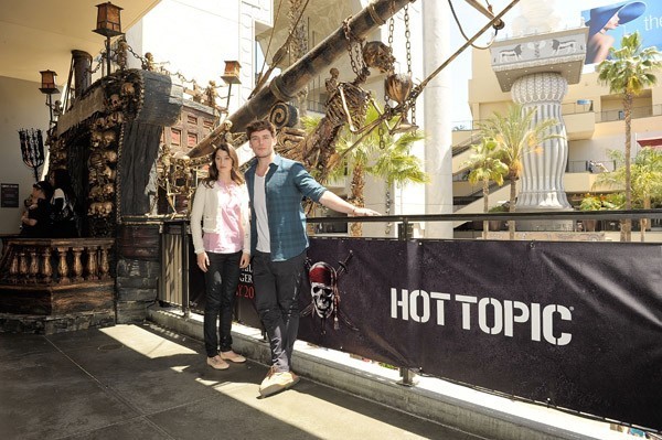 Pirates of the Caribbean On Stranger Tides Cast Visit Hot Topic Store