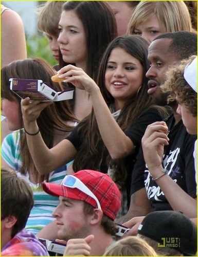  Selena at Justin's bóng đá game.