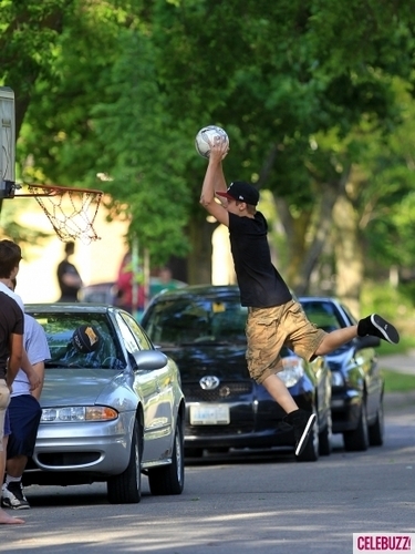  justin bieber plays ball back at início in canada!!