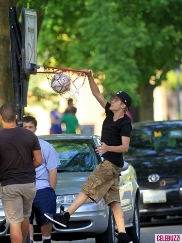  justin bieber plays ball back at início in canada!!
