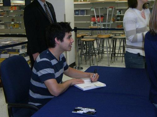  David at CD and Book signing at Utah Festival of বই at BYU Bookstore :)