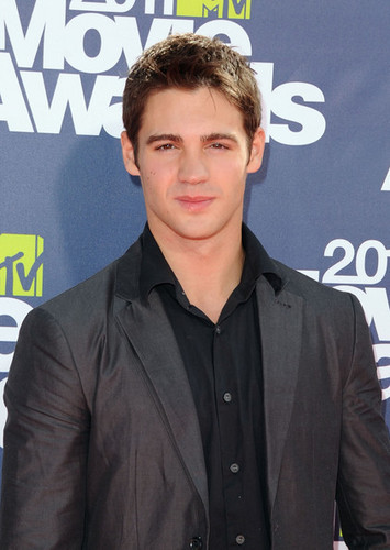  First foto of Steven at mtv Movie Awards