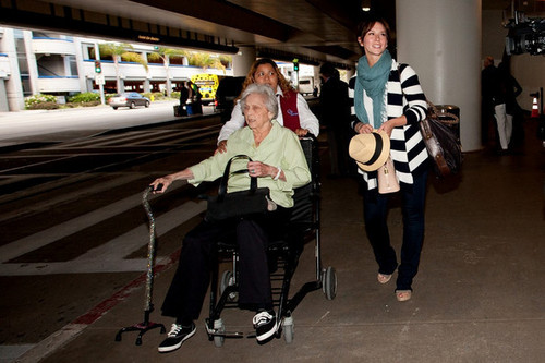  Jennifer cinta Hewitt arrives at LAX (Los Angeles International Airport) with her grandmother.