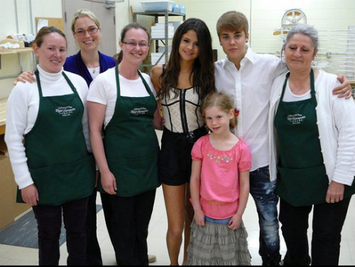  Justin Bieber and Selena Gomez Visit kegemaran Kandi StoreRead lebih