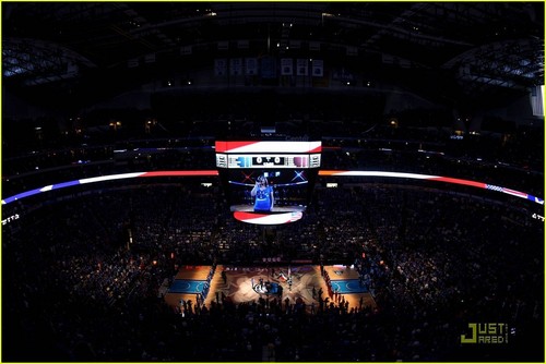  Kelly Clarkson: National Anthem at NBA Finals!