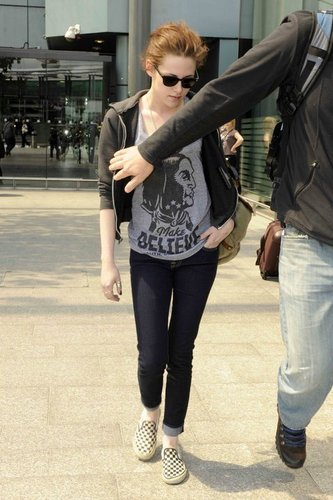 Kristen arriving in London (June 7 2011)