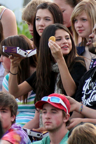  Selena - Watching Justin Bieber's サッカー Game In Stratford, Ontario - June 03, 2011
