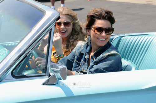  Shania Twain & Taylor veloce, swift Recreate “Thelma & Louise” For CMT Musica Awards