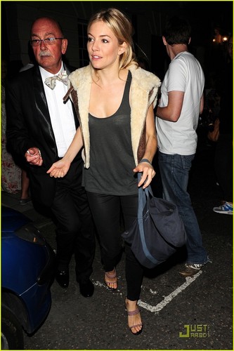  Sienna Miller leaves the Theatre Royal Haymarket after performing in Flare Path on Friday (June 3)