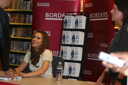  Alyssa - 安全, 安全です At ホーム Book Signing in Book Revue, New York, April 01, 2009