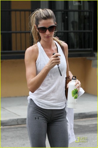 Gisele Bundchen wakes up early for a morning workout at her local gym on Saturday (June 11)