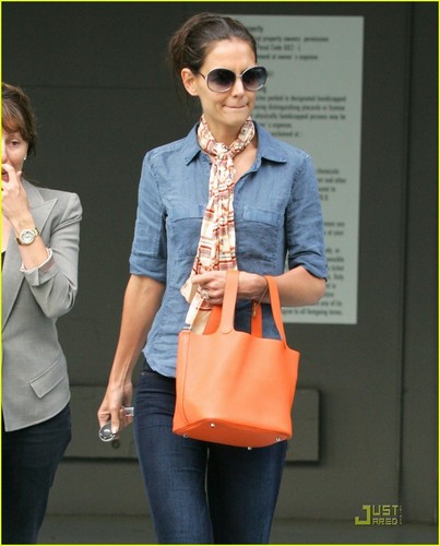  Katie Holmes grabs a late afternoon snack with some フレンズ at the Urth Caffe on Wednesday (June 8)