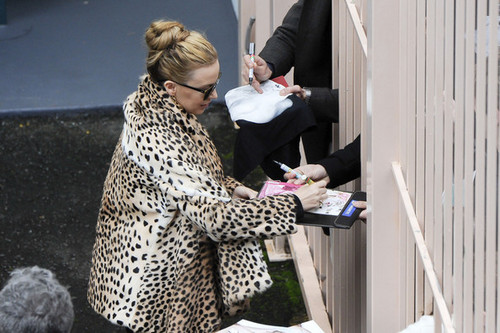  Kylie Minogue wears a leopard print mantel to greet her Sydney fan before her "Aphrodite" tampil