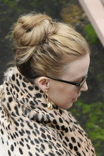 Kylie Minogue wears a leopard print coat to greet her Sydney fans before her "Aphrodite" show