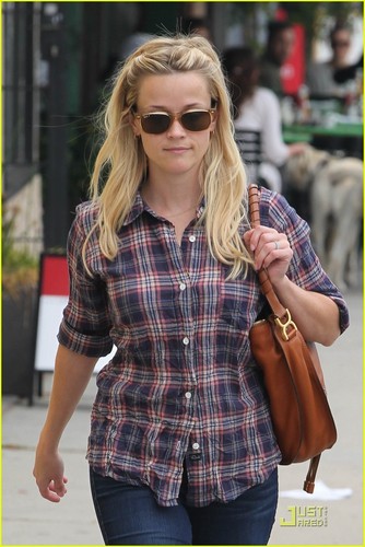  Reese Witherspoon: Tanning Salon Cutie!
