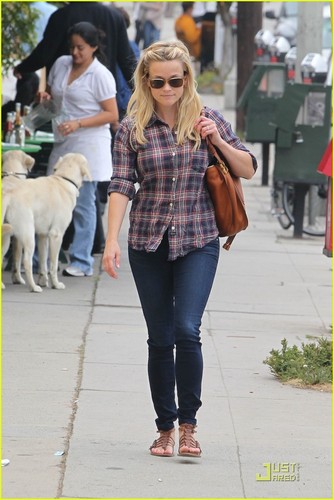  Reese Witherspoon: Tanning Salon Cutie!