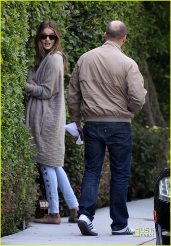 Rosie Huntington-Whiteley and her boyfriend Jason Statham peek into the bushes of a Marafiki nyumbani