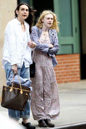  Dakota Fanning arrives at her hotel without makeup on, wearing a longflowing floral print dress