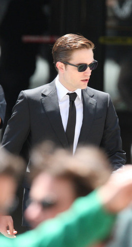  HQ photos of Robert Pattinson on the Cosmopolis set today