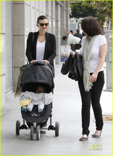  Miranda Kerr: Lunch petsa with Mom & Flynn!