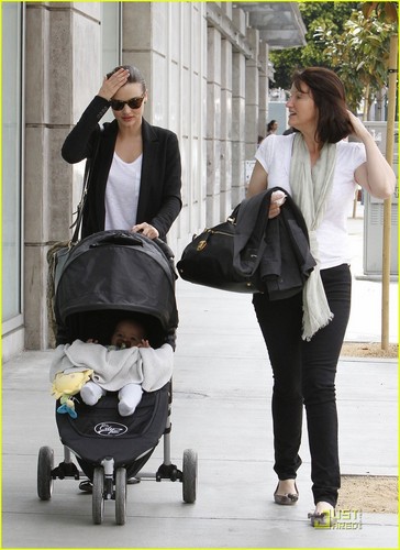  Miranda Kerr: Lunch تاریخ with Mom & Flynn!
