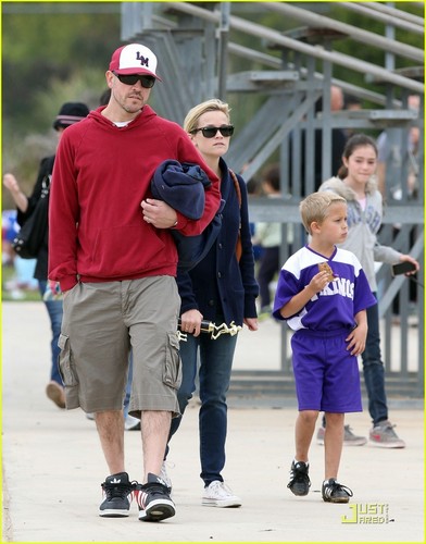  Reese Witherspoon: Deacon's サッカー Game with Ryan Phillippe!