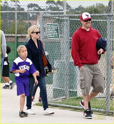  Reese Witherspoon: Deacon's soccer Game with Ryan Phillippe!