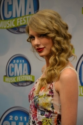  Taylor तत्पर, तेज, स्विफ्ट 2011 CMA संगीत Festival Press Conference