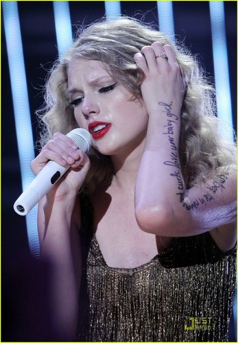  Taylor Swift: CMA সঙ্গীত Festival Sweetheart