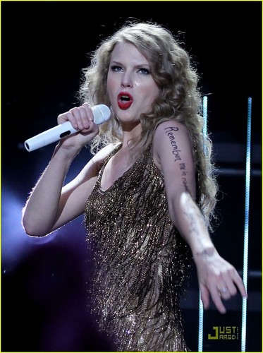  Taylor Swift: CMA সঙ্গীত Festival Sweetheart
