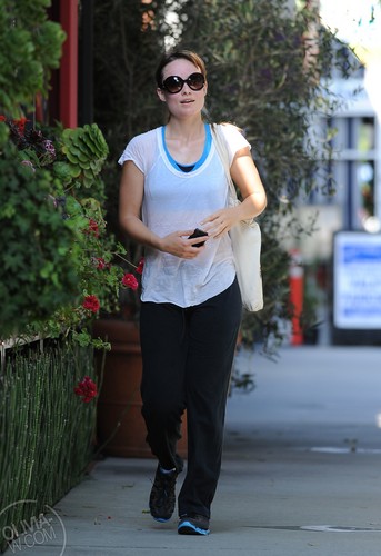  Visits a gym in Los Angeles, CA [June 12, 2011]