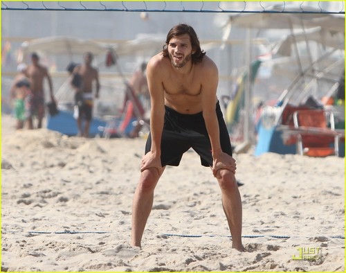  Ashton Kutcher: beach, pwani mpira wa wavu in Brazil!