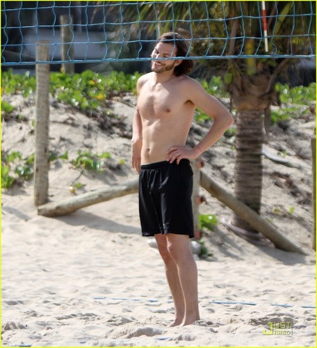 Ashton Kutcher: пляж, пляжный волейбол in Brazil!