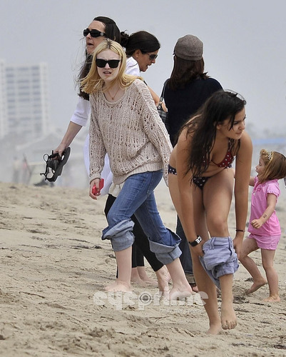  Dakota Fanning enjoys a ngày on the bờ biển, bãi biển in Santa Monica, Jun 13