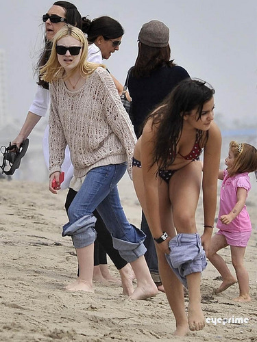  Dakota Fanning enjoys a ngày on the bờ biển, bãi biển in Santa Monica, Jun 13