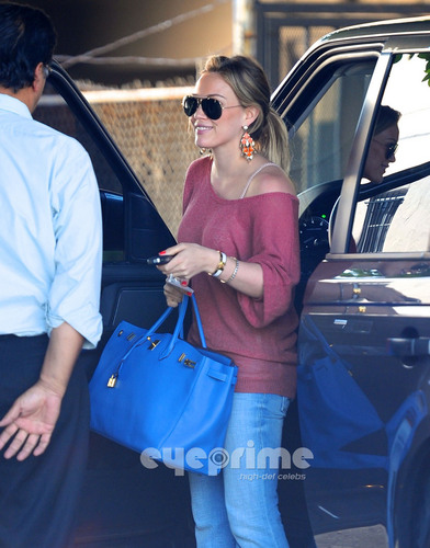  Hilary Duff Valets her Car at 901 Salon in West Hollywood, Jun 17