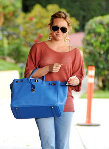  Hilary Duff stops 由 a salon in West Hollywood.