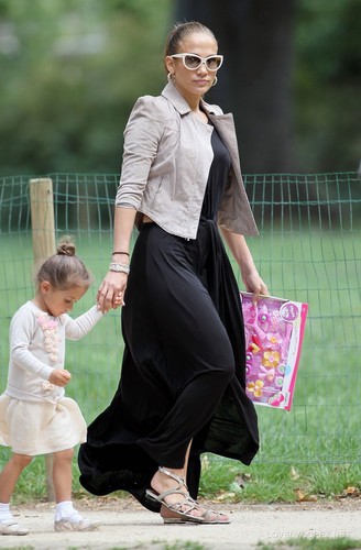  Jennifer - Spending a giorno off in Paris with her kids - June 16, 2011