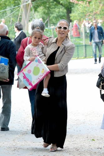 Jennifer - Spending a day off in Paris with her kids  - June 16, 2011